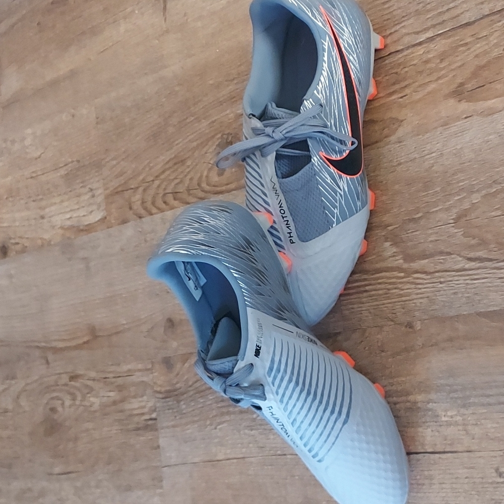 Nike Phantom Venom soccer cleats (W6.5)
